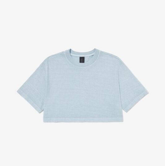 WOMEN'S HEAVYWEIGHT WASHED CROPPED TEE — Farbe LIGHT WASHED DENIM